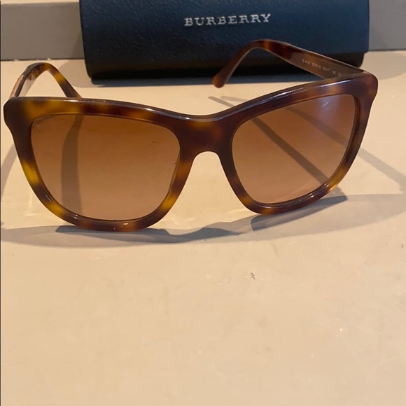 Burberry sunglasses - Picture 3 of 5